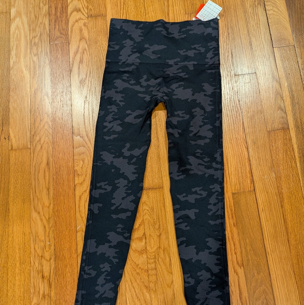 Spanx NWT camo leggings black/charcoal - SZ Medium